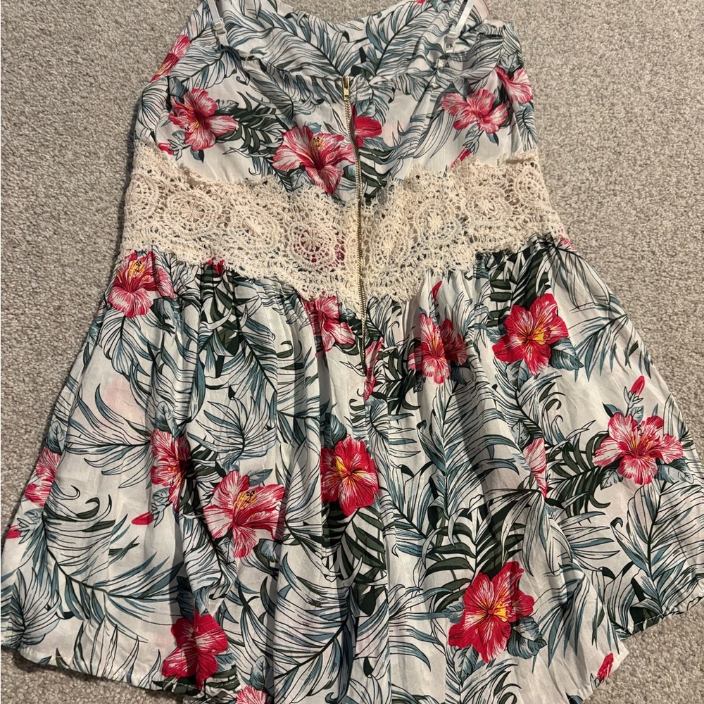 Floral Print romper with Lace Detail - Picture 5 of 6